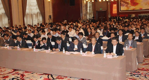 參會人員認(rèn)真聆聽演講