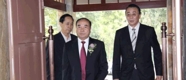 全國工商業(yè)副主席宋北杉(右)在楊志文陪同下(左)步入會場